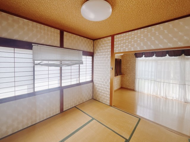 【中古戸建】高崎市中居町3丁目の和室|■1階和室｜「続き間の和室」は子育て世代にこそ適しています。お子様のお昼寝スペースや、洗濯物をたたむのに便利です。客間やリビングの延長としても使えます。