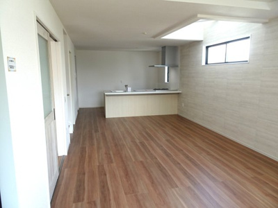 【居間・リビング】 | 新築　町屋　京王相模原線　JR横浜線　JR相模線　橋本駅 | 家族が集うLDKは、キッチン・ダイニング・リビングが一つの空間になった間取り。やさしい光が差し込む明るいリビング。 家族の笑顔が自然と生まれてくる、そんな雰囲気に仕上がっています。