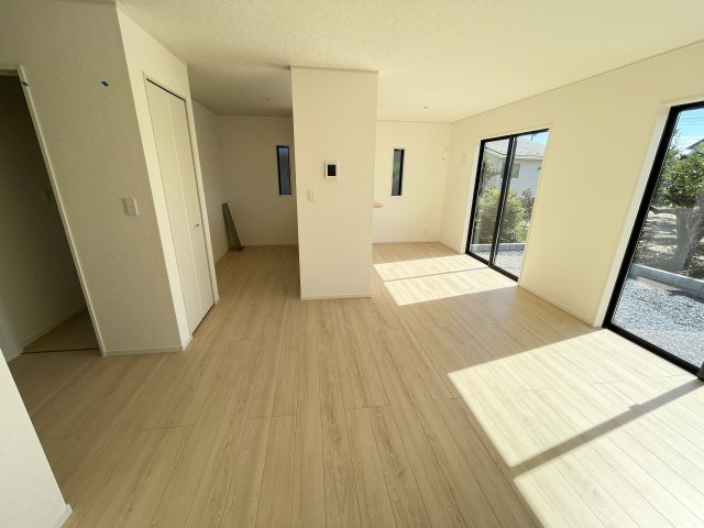 高崎市新町第１２（全3棟）3棟の居間・リビング|大きな窓のあるリビングは明るく解放感溢れる空間。居心地良くご家族皆が寛げる憩いの空間です。生活の中心となるLDKが広いので、家族とのコミュニケーションを促進する拘り設計となっています(⌒∇⌒)
