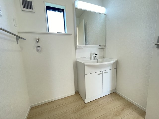 高崎市新町第１２（全3棟）3棟の独立洗面台|朝のスタイリングもしやすいように三面鏡付きの洗髪洗面化粧台です(^^♪ 洗濯機置き場には窓が付いてるので換気や湿気対策にも便利ですね。