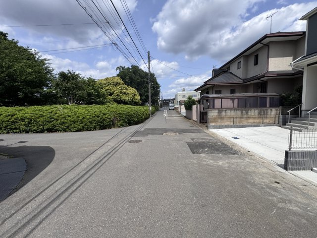 松戸市二十世紀が丘戸山町新築戸建【大橋小学校:5分】の前面道路含む現地写真|北側前面道路・幅員約6ｍ