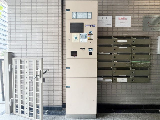 【設備】 | ローレル麻布十番 | 仕事をしたり、家をあけがちな人にとっては必須となる、宅配BOX。ネット通販や宅配サービスの利用頻度が高い人にとっても、うれしい設備です。～即日のご見学可能～　お問合せはお気軽にどうぞ。