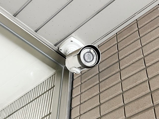 【防犯設備】 | ローレル麻布十番 | 建物や敷地の隅々に目を光らせる防犯カメラが設置されています。現地を見学される際には、カメラの存在やその台数にも意識を払ってみてください。～即日のご見学可能～　お問合せはお気軽にどうぞ。