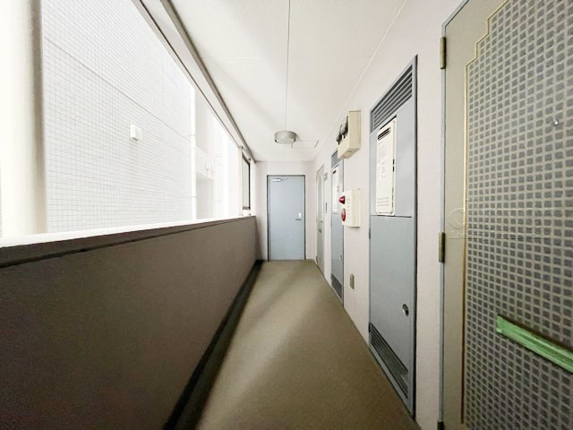 【その他共用部分】 | ローレル麻布十番 | 共用廊下です。ここもきれいに清掃されています。周囲のお部屋の様子も、ぜひ伺ってみてください。～即日のご見学可能～　お問合せはお気軽にどうぞ。