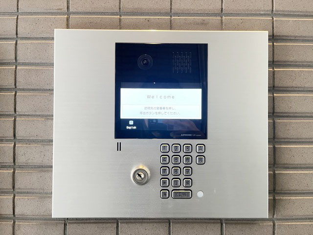 【防犯設備】 | ローレル麻布十番 | モニター（カメラ）付きのオートロックが備えられています。建物のセキュリティ能力の高さは、欠かすことのできないチェックポイントになります。～即日のご見学可能～　お問合せはお気軽にどうぞ。