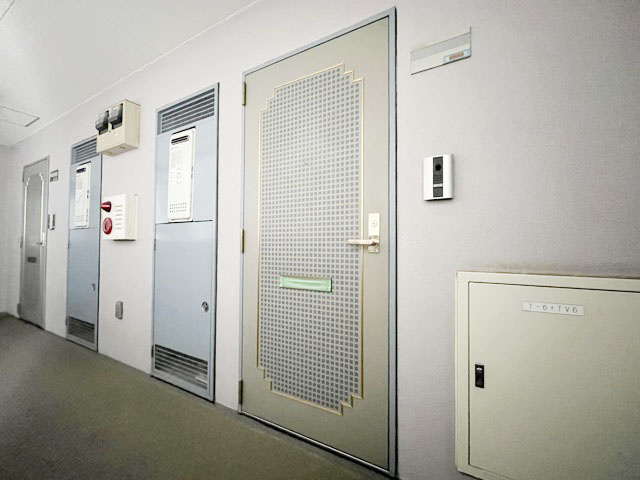 【その他共用部分】 | ローレル麻布十番 | 皆様をお迎えする、お部屋の玄関ドア。開けやすさや開放角度、ドアノブの操作しやすさや鍵の形状などを、現地で一度ご確認ください。～即日のご見学可能～　お問合せはお気軽にどうぞ。