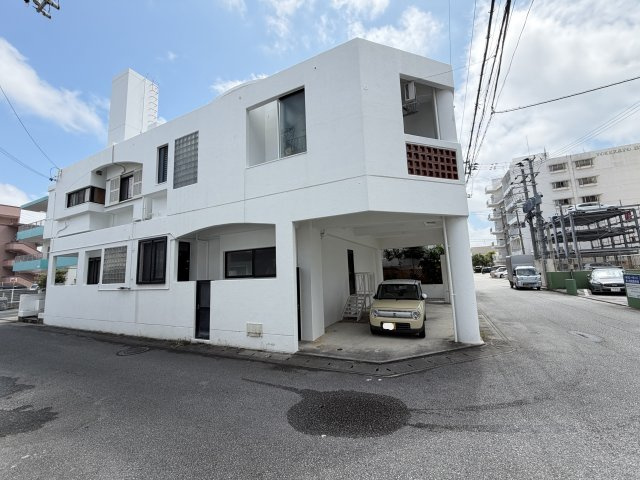 北谷町北谷2丁目（賃貸併用住宅）の外観|1階＋2階西側賃貸中♪2階東側居住用♪（計2世帯）