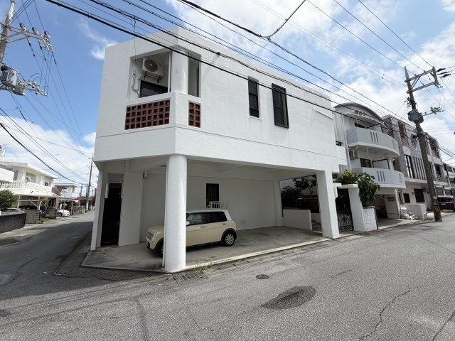北谷町北谷2丁目（賃貸併用住宅）の外観|1階＋2階西側賃貸中♪2階東側居住用♪（計2世帯）※賃貸側写真
