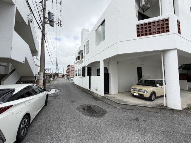 北谷町北谷2丁目（賃貸併用住宅）の前面道路含む現地写真|※北東側公道6m♪