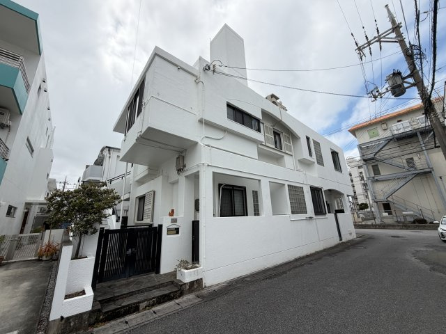 北谷町北谷2丁目（賃貸併用住宅）の外観|1階＋2階西側賃貸中♪2階東側居住用♪（計2世帯）※居住側写真