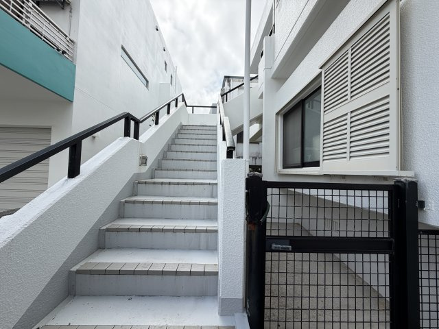 北谷町北谷2丁目（賃貸併用住宅）のエントランス|2階へと続くエントランス♪
