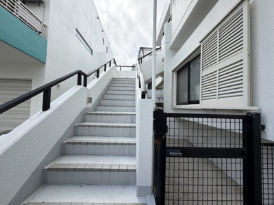 【エントランス】 | 北谷町北谷2丁目（賃貸併用住宅） | 2階へと続くエントランス♪