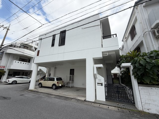 北谷町北谷2丁目（賃貸併用住宅）の外観|1階＋2階西側賃貸中♪2階東側居住用♪（計2世帯）※賃貸側写真