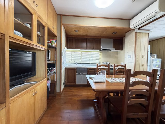 北谷町北谷2丁目（賃貸併用住宅）のキッチン|ダイニングキッチン約7.7帖♪十分に収納出来る食器棚付き♪