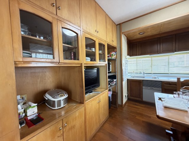 北谷町北谷2丁目（賃貸併用住宅）のキッチン|ダイニングキッチン約7.7帖♪十分に収納出来る食器棚付き♪