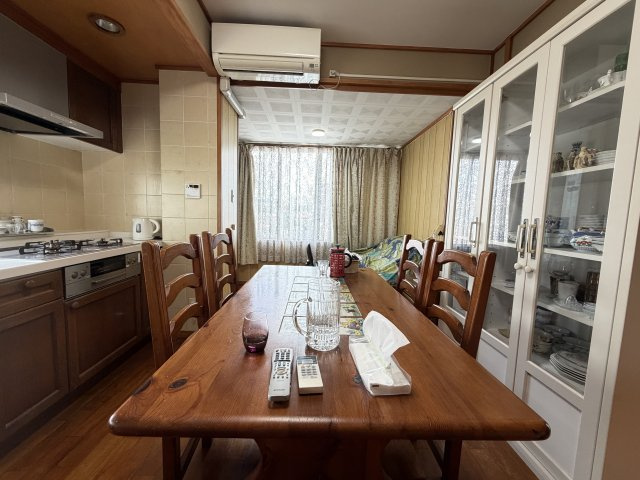 北谷町北谷2丁目（賃貸併用住宅）のキッチン|ダイニングキッチン約7.7帖♪十分に収納出来る食器棚付き♪