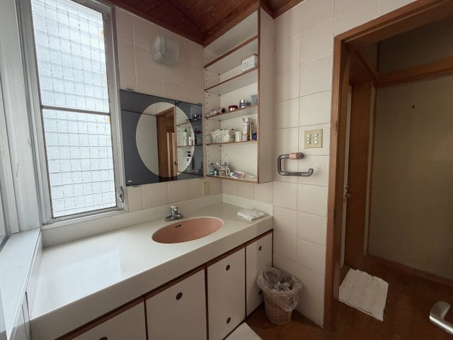 北谷町北谷2丁目（賃貸併用住宅）の独立洗面台|ゆとりある独立洗面台♪