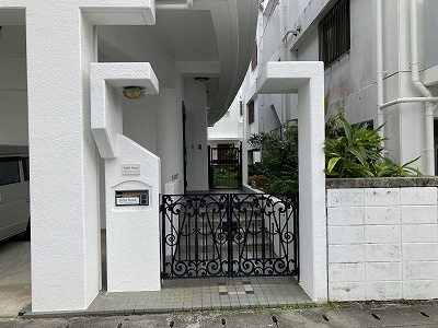 北谷町北谷2丁目（賃貸併用住宅）のエントランス|1階賃貸中♪オシャレなポーチ♪
