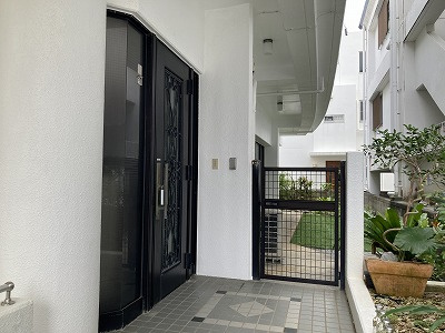 北谷町北谷2丁目（賃貸併用住宅）の玄関|1階賃貸中♪重厚感ある玄関♪