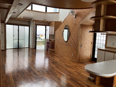 北谷町北谷2丁目（賃貸併用住宅）の居間・リビング|1階賃貸中♪LDK約30帖♪解放感ある吹き抜け♪