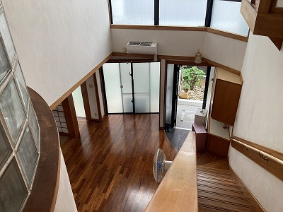 北谷町北谷2丁目（賃貸併用住宅）の居間・リビング|1階賃貸中♪LDK約30帖♪解放感ある吹き抜け♪