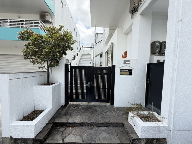 北谷町北谷2丁目（賃貸併用住宅）のエントランス|2階側エントランス♪