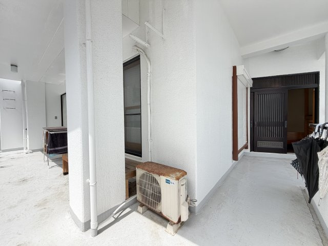 北谷町北谷2丁目（賃貸併用住宅）のエントランス|広々ゆとりあるエントランス♪