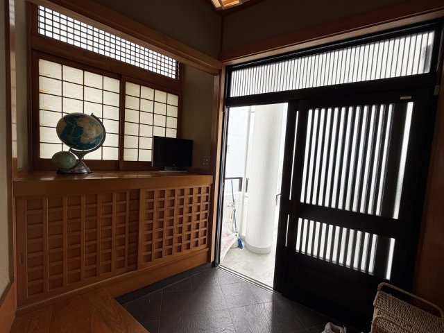 北谷町北谷2丁目（賃貸併用住宅）の玄関|オシャレな日本式玄関♪