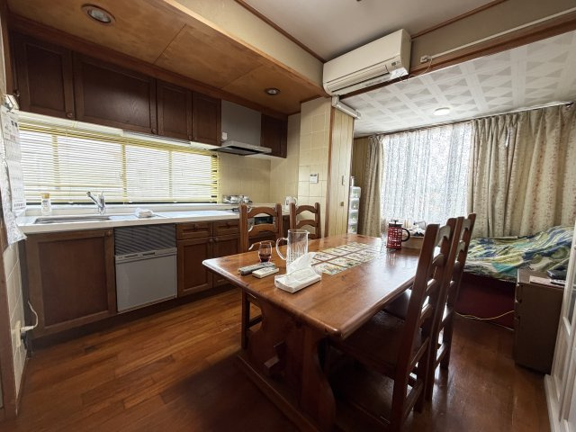 北谷町北谷2丁目（賃貸併用住宅）のキッチン|ダイニングキッチン約7.7帖♪十分に収納出来る食器棚付き♪