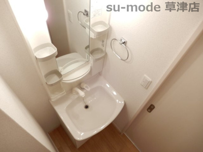 【洗面所】 | ヴィラタッツミー | 明るい洗面所です