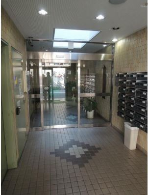 横浜市中区寿町２丁目の賃貸マンションのエントランス