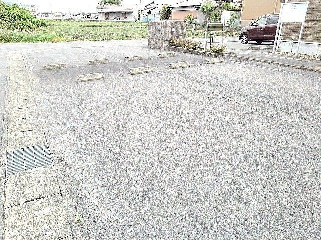 ウィステリアⅡの駐車場