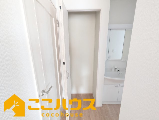 うるま市江洲2108番　新築戸建て　全10棟　H号棟の収納|廊下収納もございます(^^)