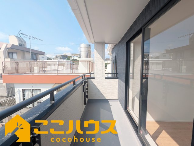 うるま市江洲2108番　新築戸建て　全10棟　H号棟のバルコニー|陽当たり良好◎ちょっとした収納付きインナーバルコニー