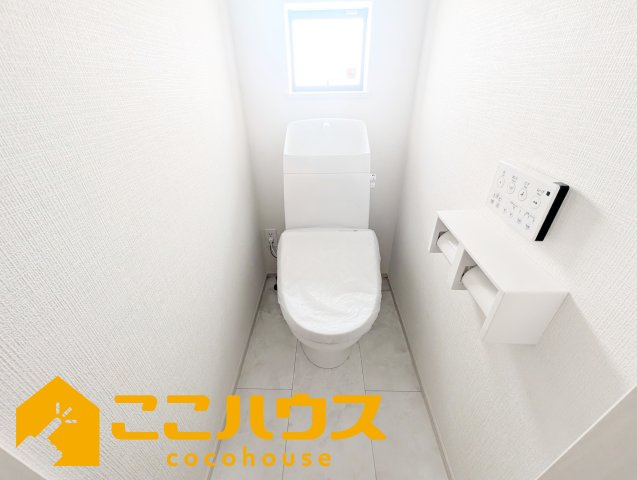 うるま市江洲2108番　新築戸建て　全10棟　H号棟のトイレ|2階トイレ