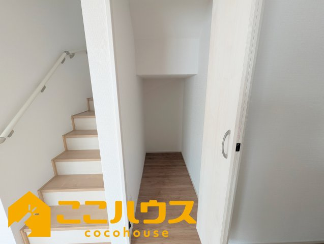 うるま市江洲2108番　新築戸建て　全10棟　H号棟の収納|多目的に使える階段下収納