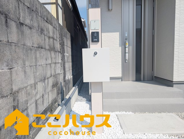 うるま市江洲2108番　新築戸建て　全10棟　H号棟の設備|利便性に配慮した宅配ボックス付き機能門柱