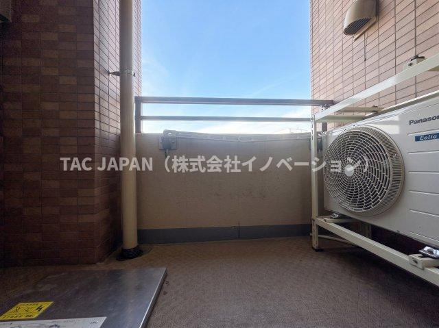 朝日サテライト上野のバルコニー|心地よい日差しがふんだんに注ぐ開放的なインナーバルコニー。ロケーションの良さはもちろん、風通しも良く不思議と空が近く感じられます。