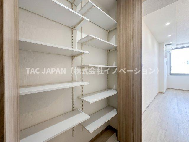 朝日サテライト上野の収納|リビング横に便利なクローゼットを設置。日用品や掃除道具、季節家電までまとめて収納でき、生活感を抑えて居室をすっきり広く使えます。来客時も片付けやすく、整った空間を保てるのも魅力。使い勝手も嬉しいです。
