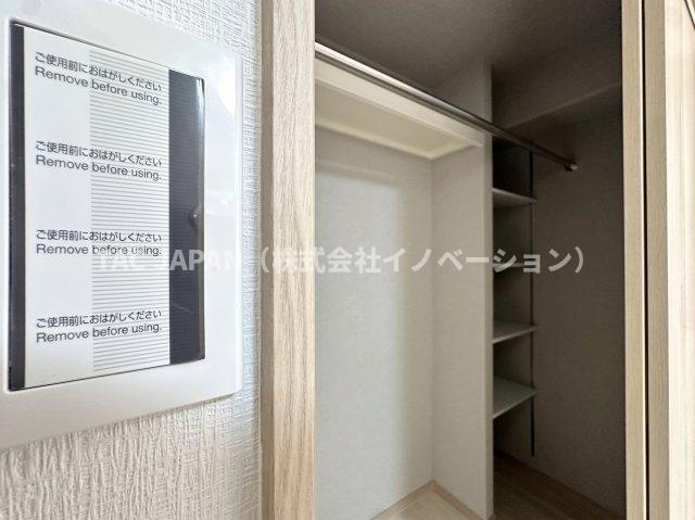朝日サテライト上野の収納|バルコニーから心地の良い朝日が注ぐ洋室（約7.2条）。衣装ケースや段ボールもマルっと収納できるウォークインクローゼット完備で日頃からスッキリお過ごしいただけます。