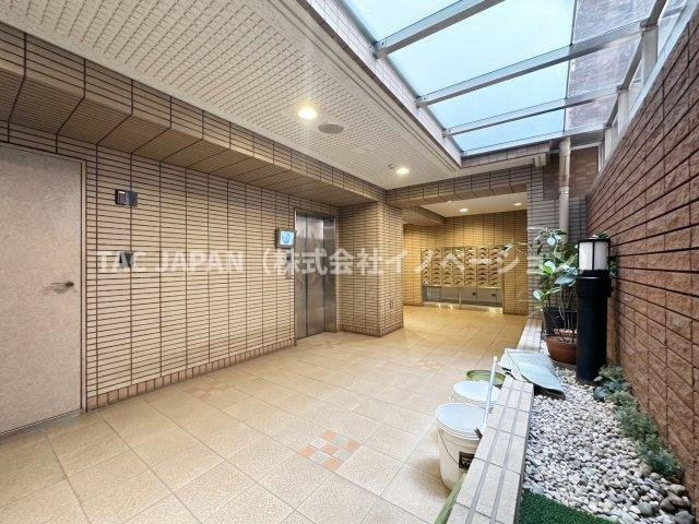 朝日サテライト上野のエントランス|【いつでもご見学（内覧）可能です】
お問合せ当日やお仕事帰りなどご都合の良いタイミングでのご見学可能です。
お気軽にご予約ください。