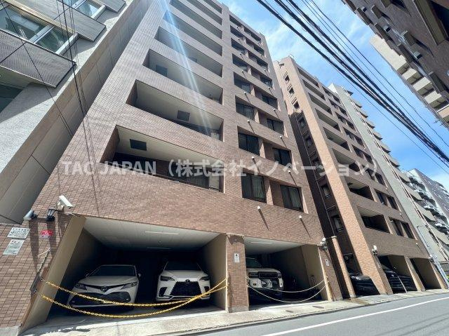 朝日サテライト上野の外観|敷地内の駐車場は月額30000円～40000円/台にてご使用いただけます。
※空き状況はお尋ねください。