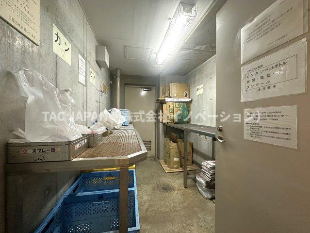 朝日サテライト上野の設備|建物内の移動でゴミ出しができる建物のダストコーナーを完備しています。