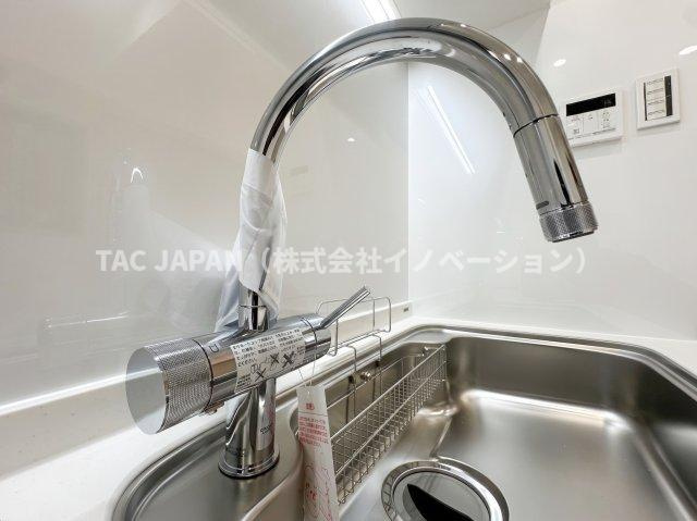 朝日サテライト上野のキッチン|【浄水シャワー栓】
水質をワンタッチで切換えられて場所を取らない浄水シャワー栓。