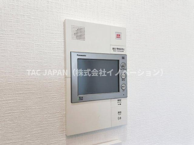 朝日サテライト上野の防犯設備|【モニター付きオートロック】
来訪者をリビングから確認できエントランスの開錠ができるオートロックは現代防犯の要ですね。