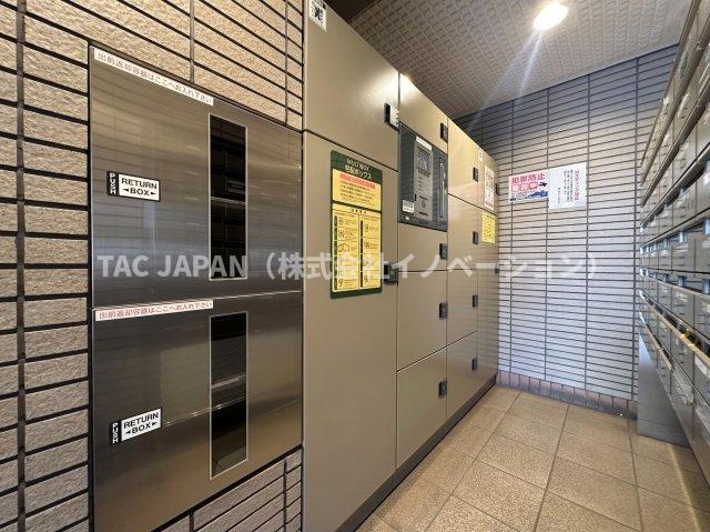 朝日サテライト上野のエントランス|【宅配ロッカー】
エントランスに不在時でも荷物が受け取れ、防犯性にも優れる便利な宅配ロッカーを完備。