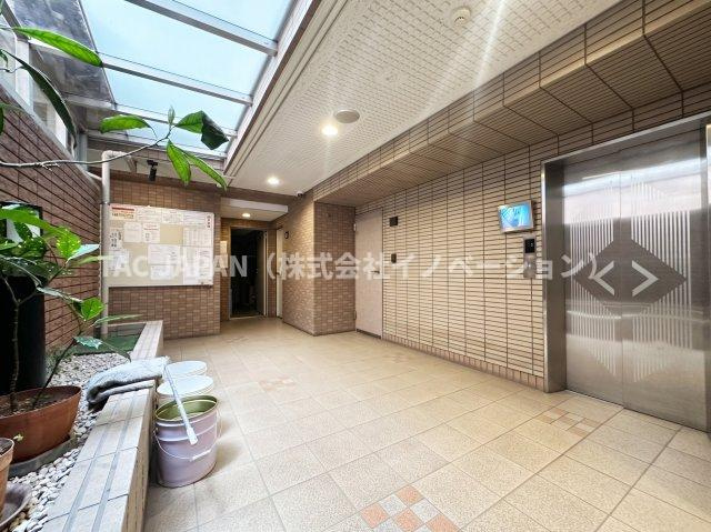 朝日サテライト上野のエントランス|【新生活応援キャンペーン実施中！】 
 当社では『仲介手数料が無料』になるキャンペーン中です。 ご購入の諸費用が他社様と比べて約330万円ほどお安くご購入いただけます。
ぜひお気軽にお問合せください。
