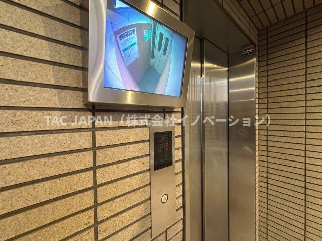 朝日サテライト上野の防犯設備|乗る前に中の様子を確認できる安心のモニター付きエレベーター。