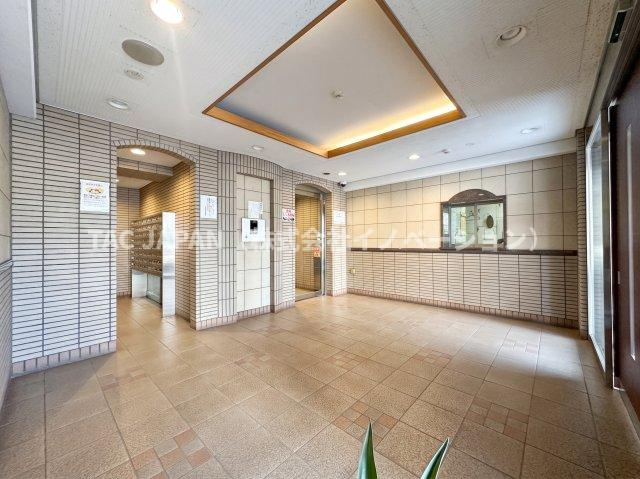 朝日サテライト上野のエントランス|管理状態の良さが伺える清潔感あるエントランス。都心の生活に欠かせないモニター付きオートロックや防犯カメラ・宅配ロッカーなども整っています。