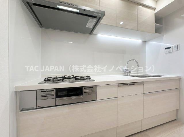朝日サテライト上野のキッチン|快適な新生活をスタートできる新品のシステムキッチン。食事の時間がバラバラでも最後の人がスイッチONで洗い物が完結できるビルトイン食器洗浄乾燥機・便利な浄水シャワー栓・ガラストップ三口コンロを完備。